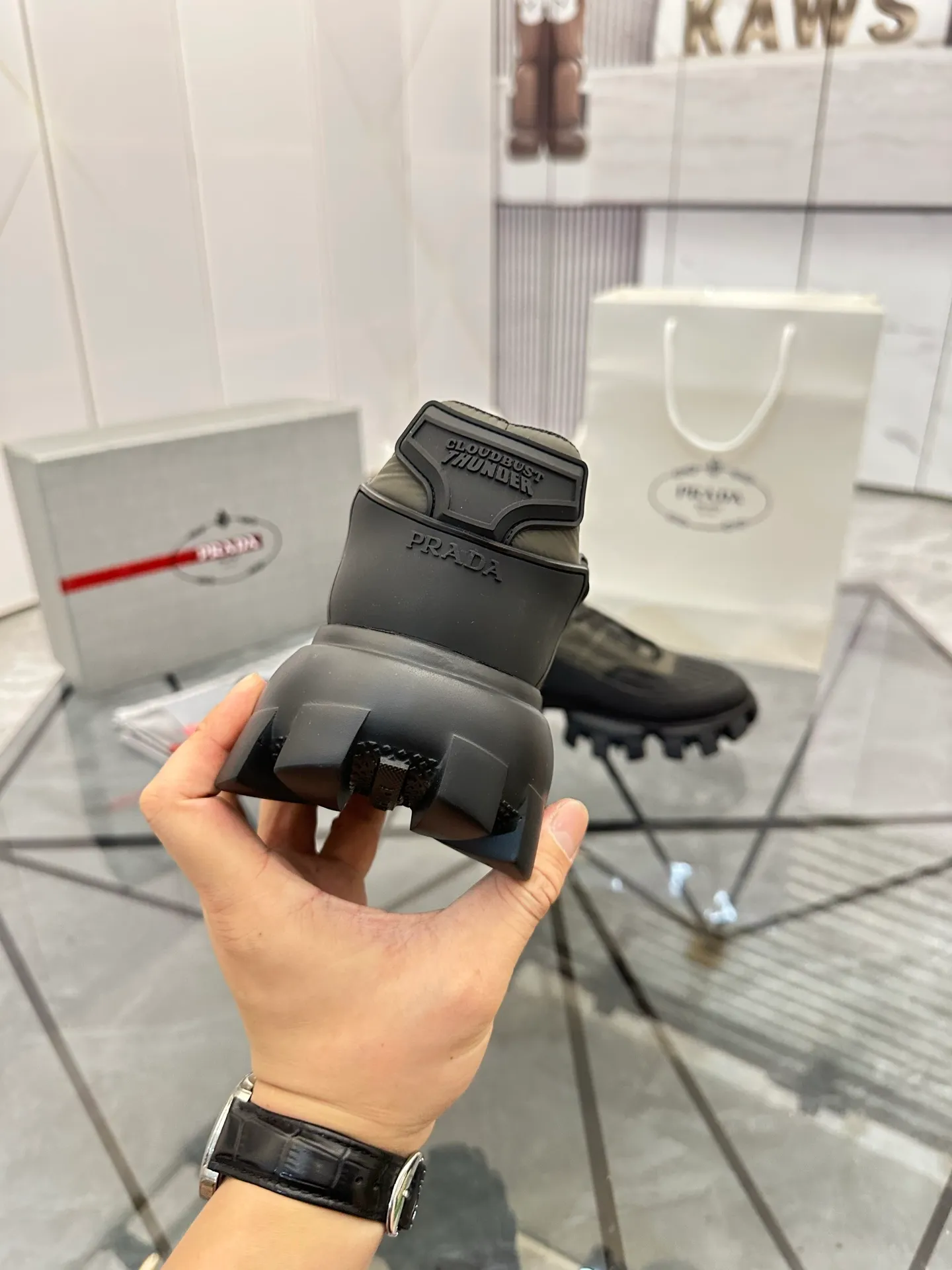 Men's shoes: 💰P540¥ High-end top quality Product trademark: Prada *"Prada*" low-top casual shoes Regular size: 38-45 (can be customized to 46) Product materials: imported breathable fly weave upper, professional glue-making process, breathable lining, cowhide foot pads, original ultra-light foam outsole. No.: 001